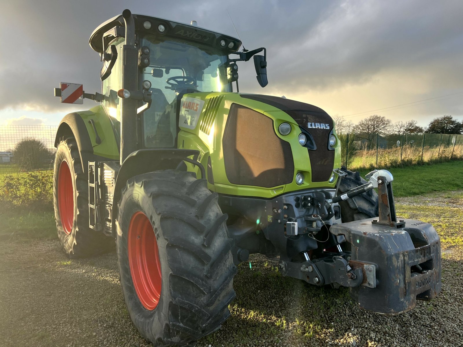 Traktor typu CLAAS TRACTEUR AXION 810  HEXA, Gebrauchtmaschine v PONTIVY (Obrázok 2)