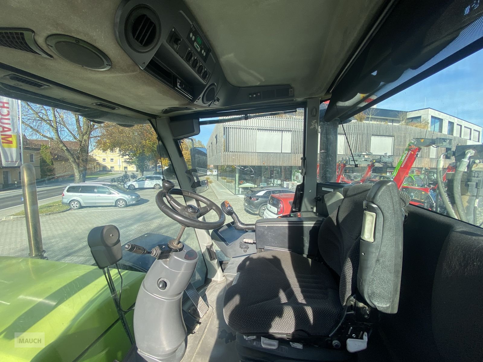 Traktor des Typs CLAAS Xerion 3300 Saddle Trac, Gebrauchtmaschine in Burgkirchen (Bild 12)