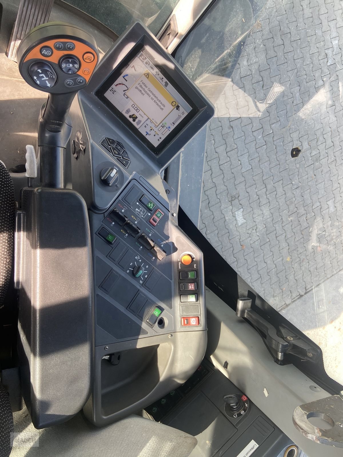 Traktor des Typs CLAAS Xerion 3300 Saddle Trac, Gebrauchtmaschine in Burgkirchen (Bild 13)