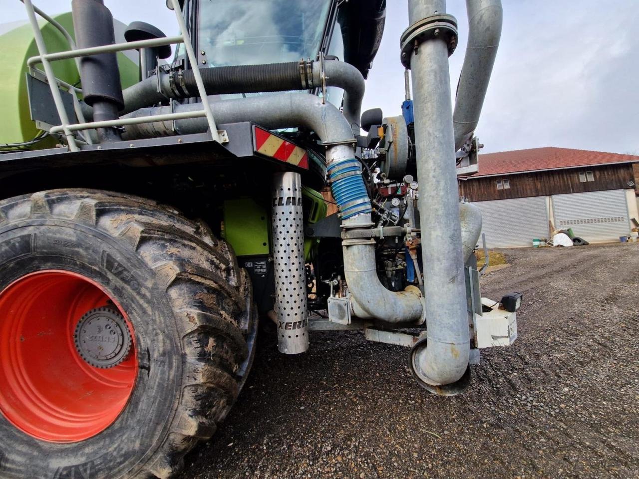 Traktor типа CLAAS Xerion 3800 Saddle Trac mit SGT-Aufbau, Gebrauchtmaschine в Könnern (Фотография 3)