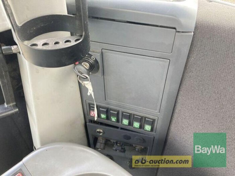 Traktor des Typs CLAAS XERION 3800 VC, Gebrauchtmaschine in Obertraubling (Bild 7)