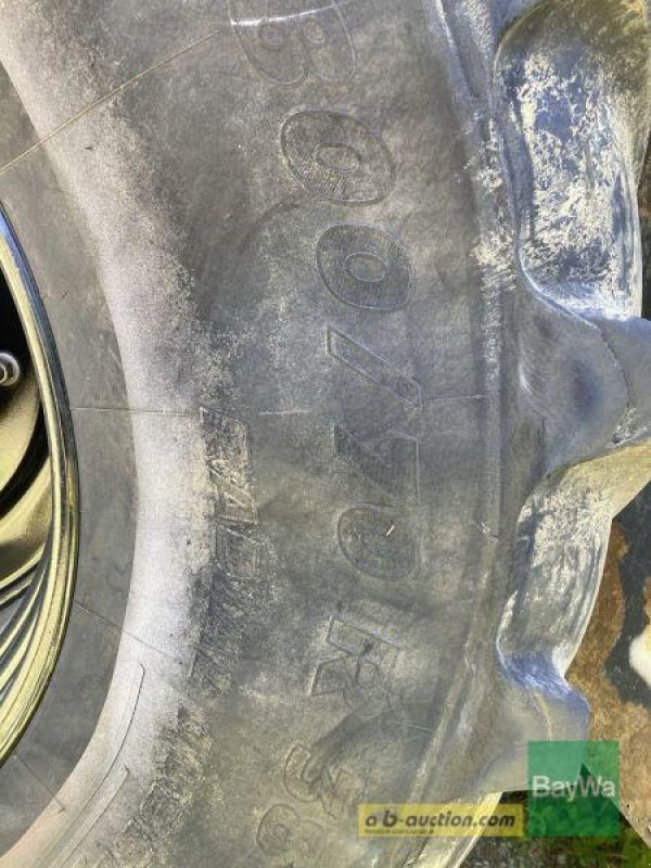 Traktor des Typs CLAAS XERION 3800 VC, Gebrauchtmaschine in Obertraubling (Bild 4)