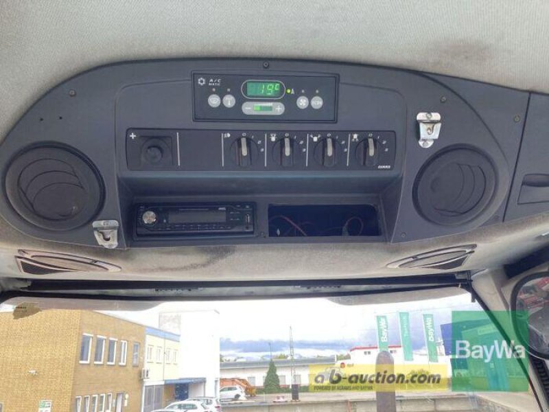 Traktor des Typs CLAAS XERION 3800 VC, Gebrauchtmaschine in Obertraubling (Bild 8)