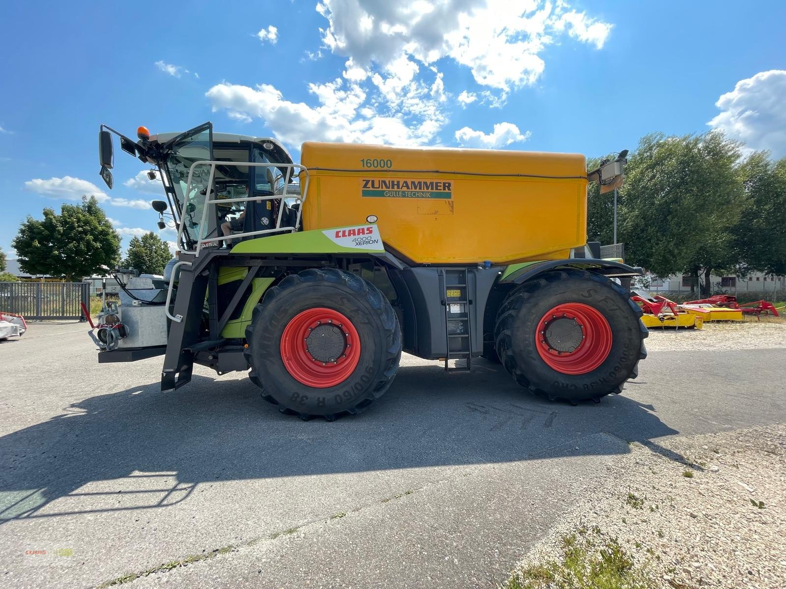 Traktor des Typs CLAAS Xerion 4000 SADDLE TRAC Zunhammer 16m³  E-FARM Auktion, Gebrauchtmaschine in Langenau (Bild 2)