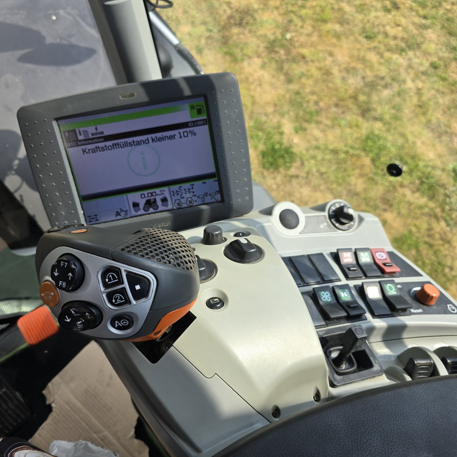 Traktor a típus CLAAS XERION 4000 Trac VC/Wendecockp./NUR 3950h/Paltin Special Edit./absoluter TOP Zustand, Gebrauchtmaschine ekkor: Michelau Ofr. (Kép 27)