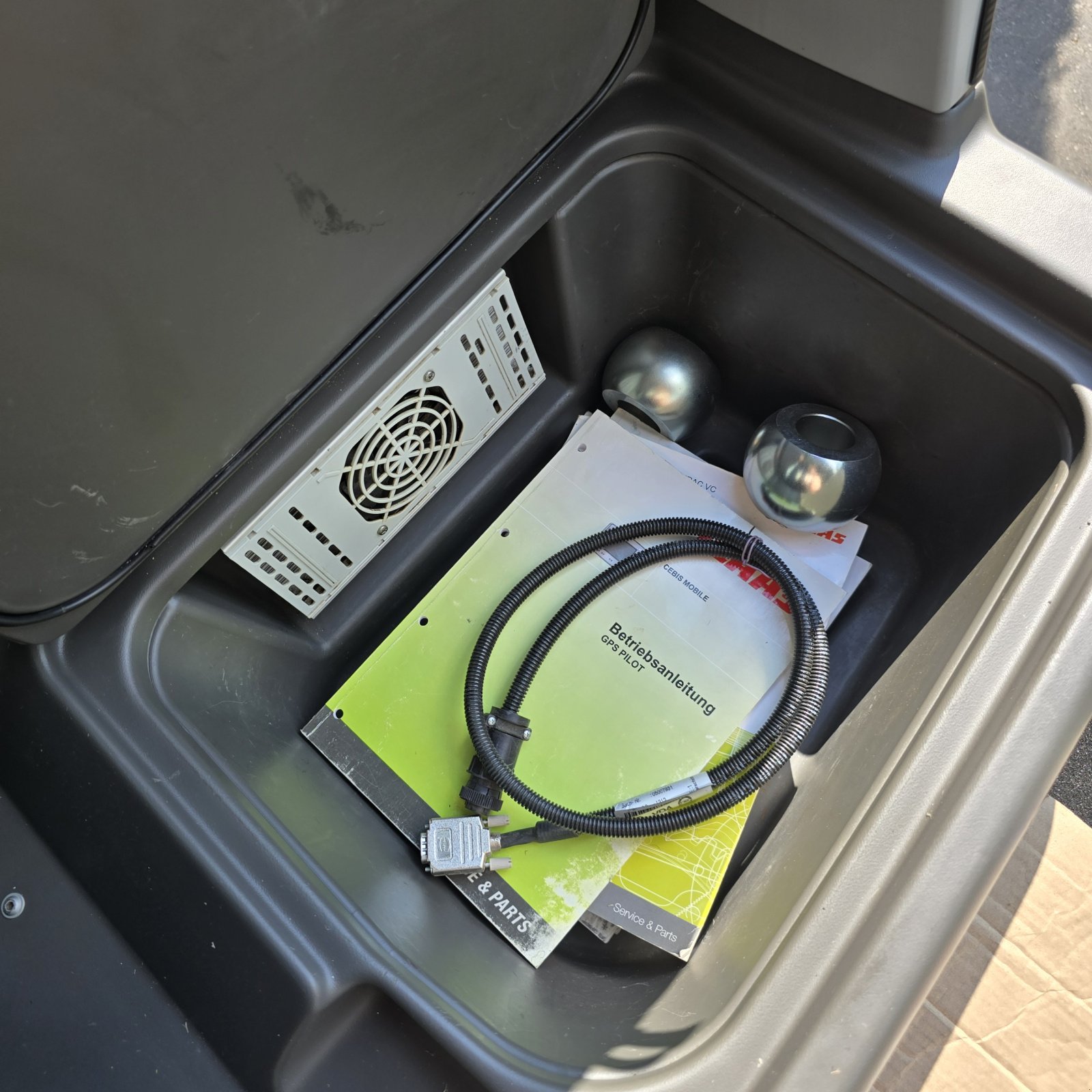 Traktor a típus CLAAS XERION 4000 Trac VC/Wendecockp./NUR 3950h/Paltin Special Edit./absoluter TOP Zustand, Gebrauchtmaschine ekkor: Michelau Ofr. (Kép 30)