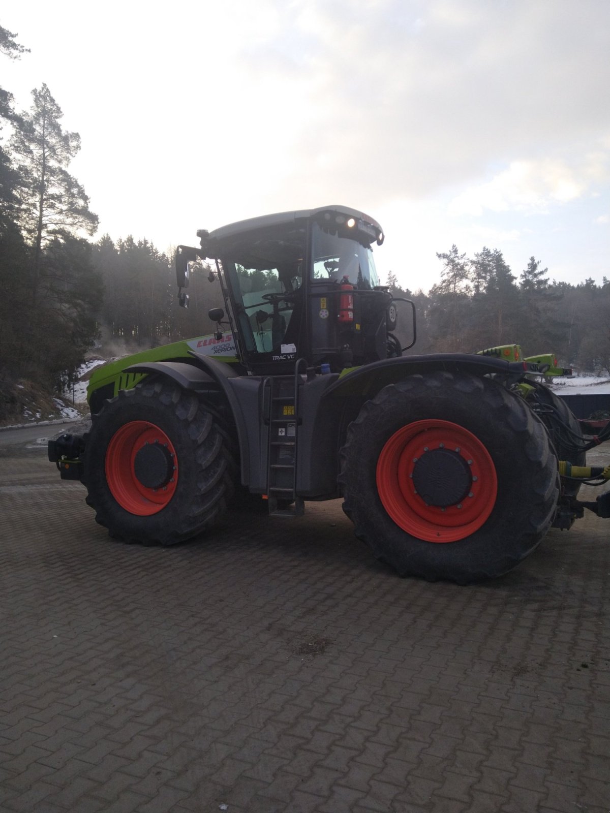 Traktor typu CLAAS Xerion 4000 Trac VC, Gebrauchtmaschine v Hollfeld (Obrázek 5)