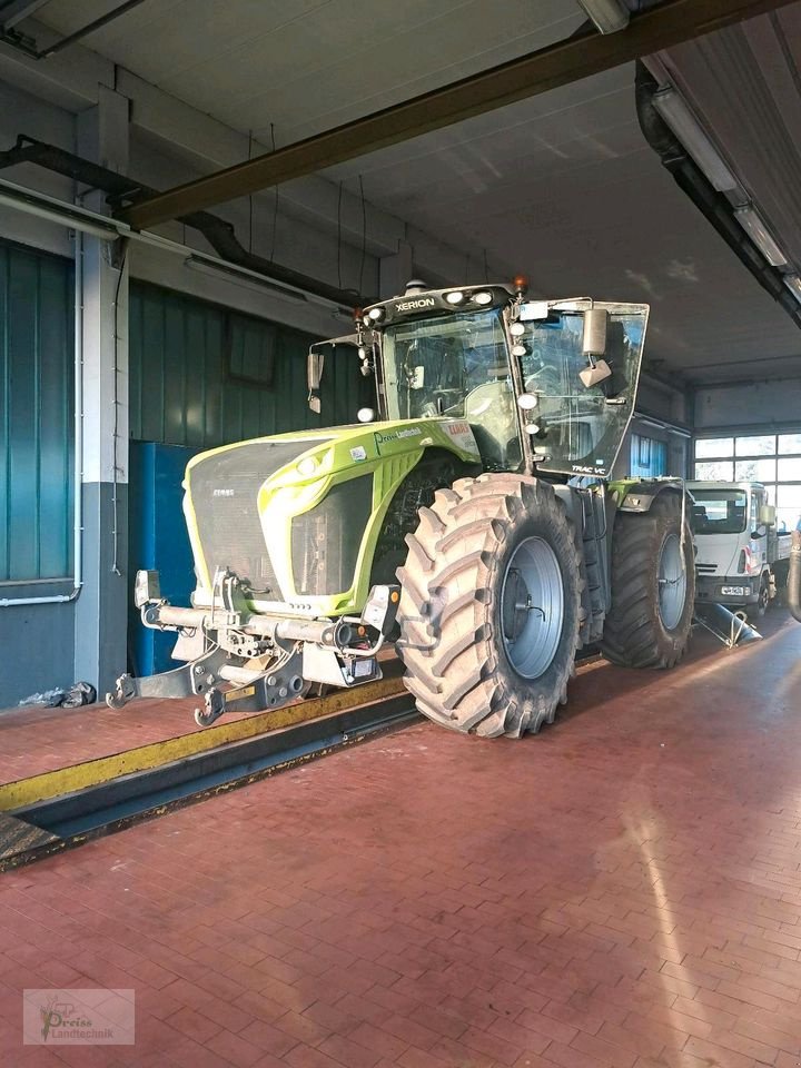 Traktor des Typs CLAAS XERION 4000 VC, Gebrauchtmaschine in Bad Kötzting (Bild 3)