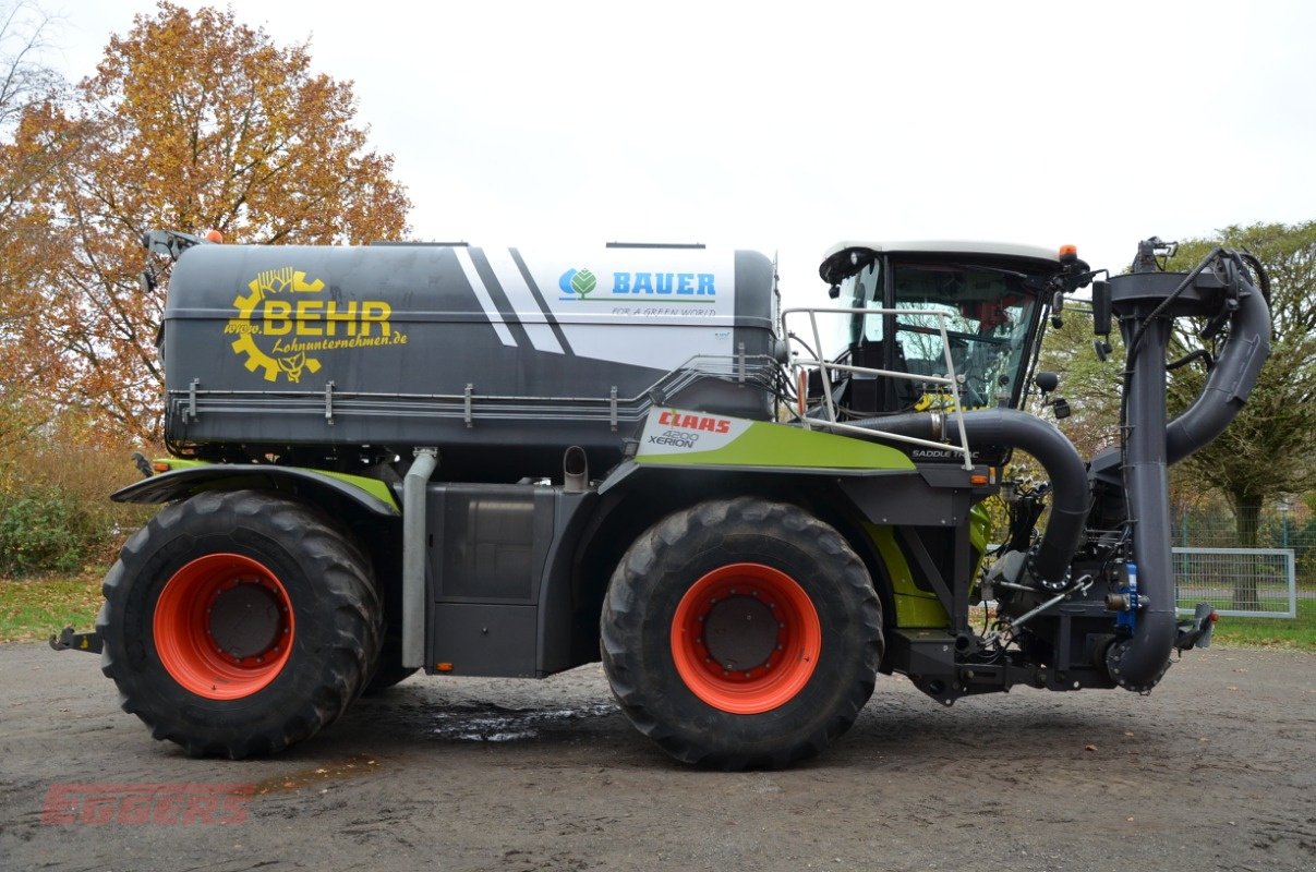Traktor типа CLAAS XERION 4200 SADDLE TRAC Bauer, Gebrauchtmaschine в Suhlendorf (Фотография 3)
