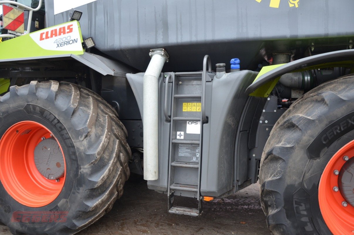 Traktor типа CLAAS XERION 4200 SADDLE TRAC Bauer, Gebrauchtmaschine в Suhlendorf (Фотография 12)