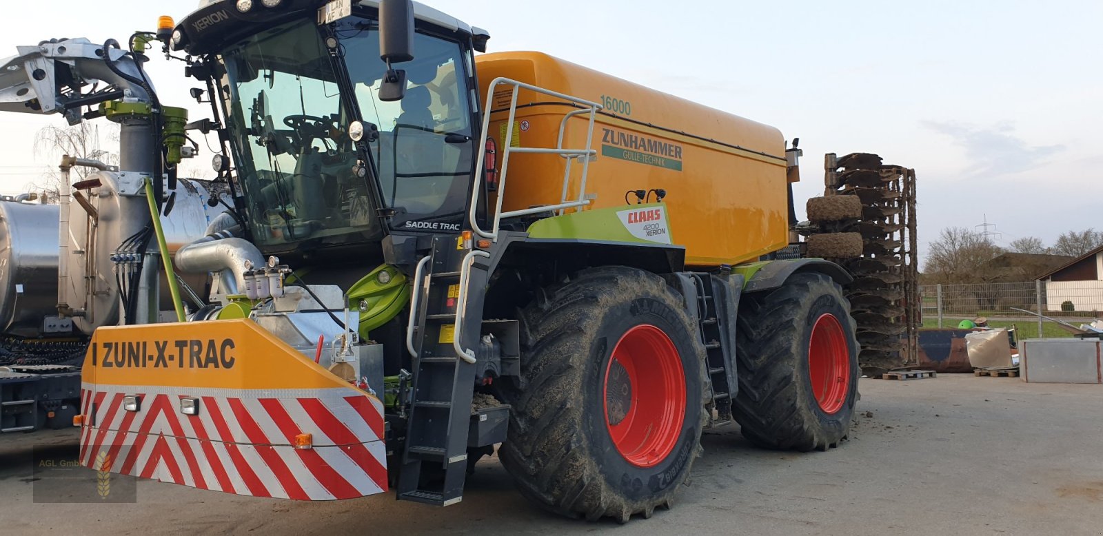 Traktor van het type CLAAS Xerion 4200 Saddle Trac RTK /Volmer, Gebrauchtmaschine in Eichendorf (Foto 3)