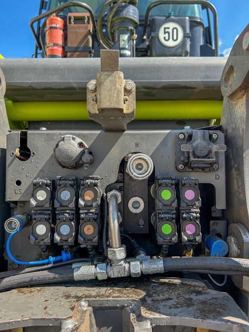 Traktor от тип CLAAS Xerion 4500 Trac VC, Gebrauchtmaschine в Rhinow (Снимка 8)