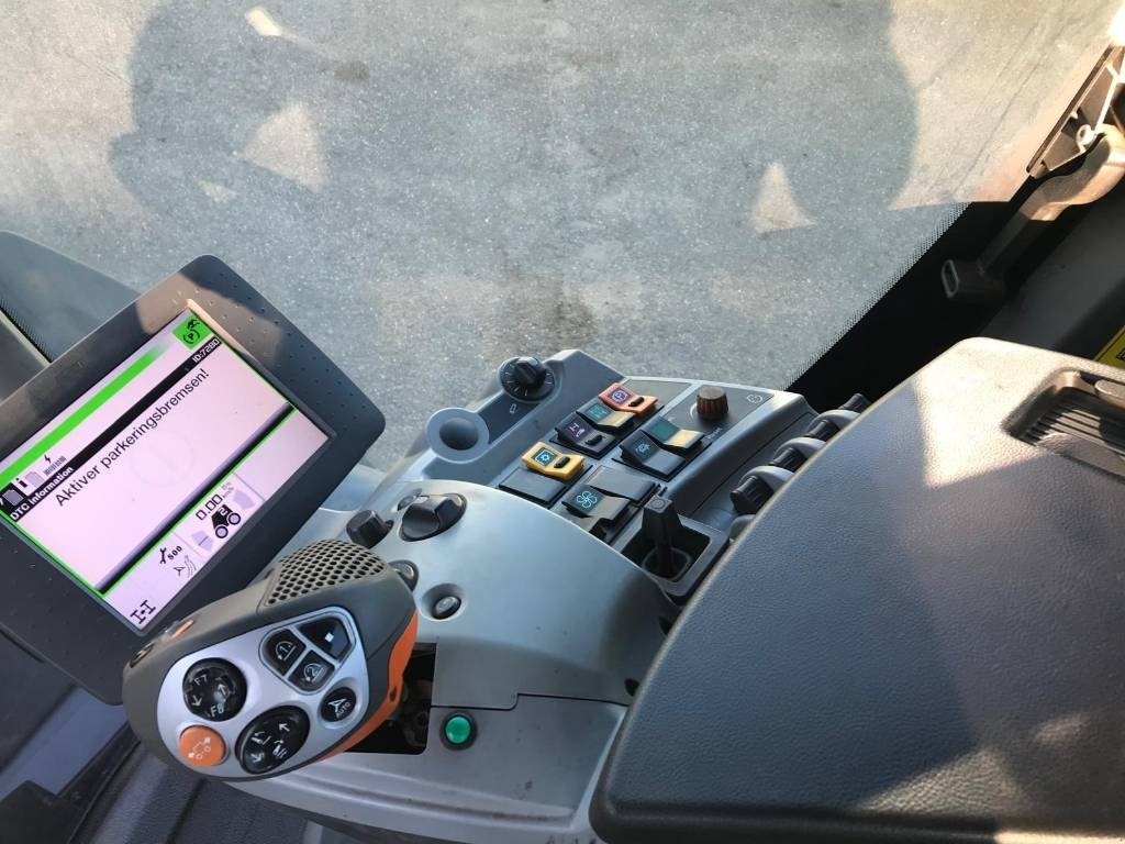 Traktor of the type CLAAS XERION 4500 VC, Gebrauchtmaschine in Kolding (Picture 12)