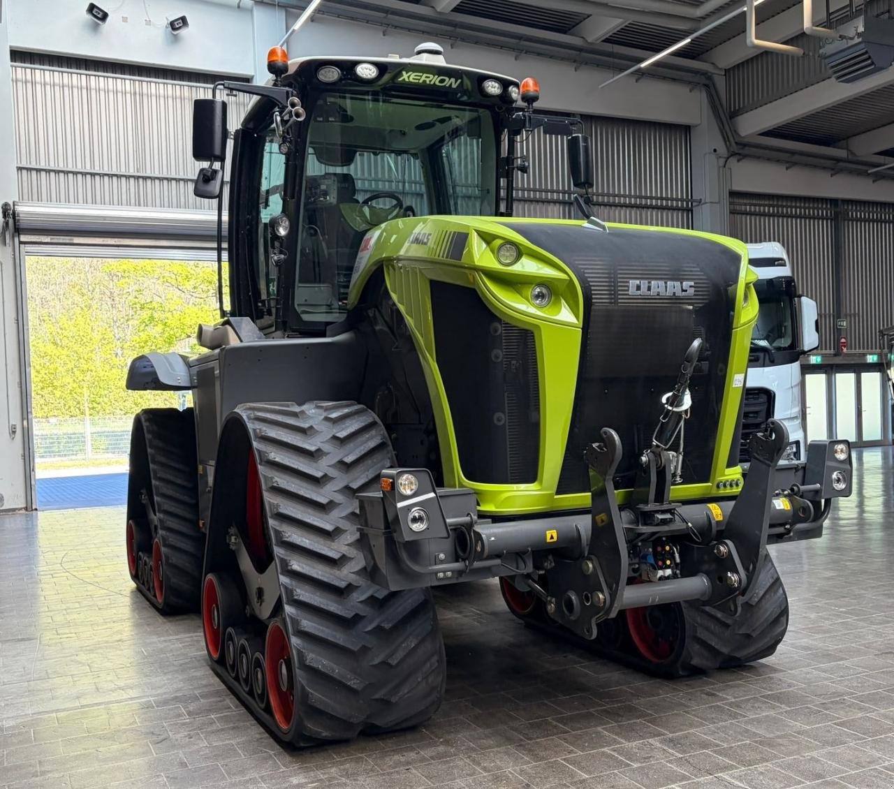 Traktor des Typs CLAAS XERION 5000 TRAC TS, Gebrauchtmaschine in Könnern (Bild 2)