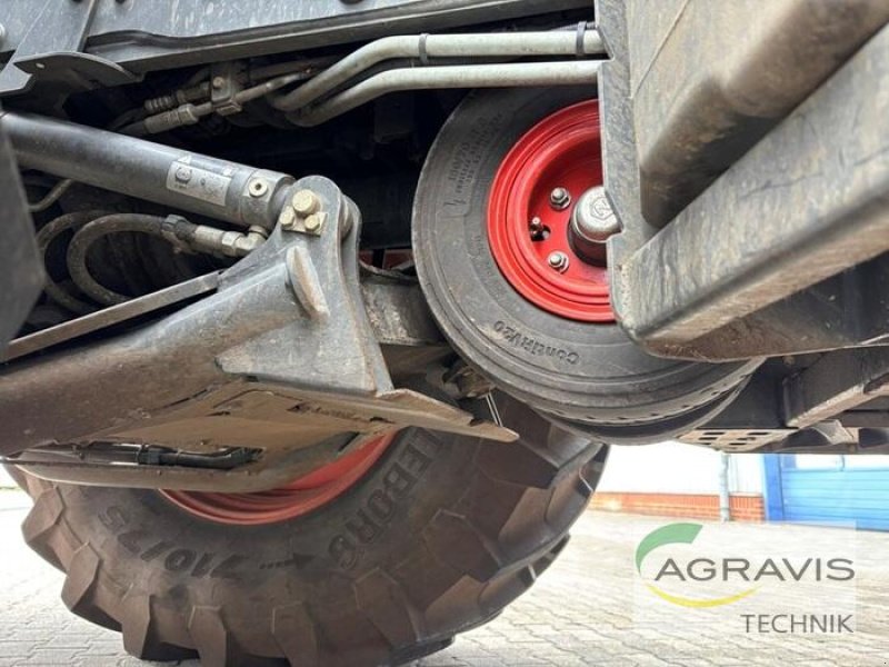 Traktor of the type CLAAS XERION 5000 TRAC VC, Gebrauchtmaschine in Meppen (Picture 19)
