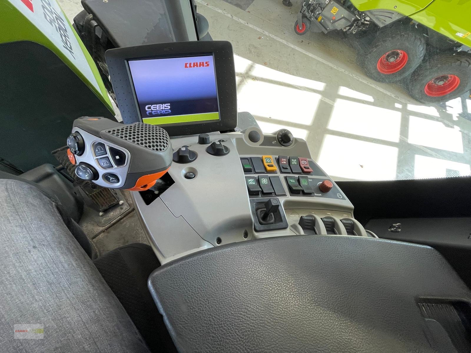 Traktor des Typs CLAAS XERION 5000 TRAC VC, Gebrauchtmaschine in Langenau (Bild 11)