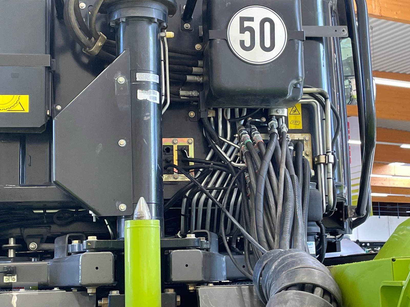 Traktor des Typs CLAAS XERION 5000 TRAC VC, Gebrauchtmaschine in Langenau (Bild 27)