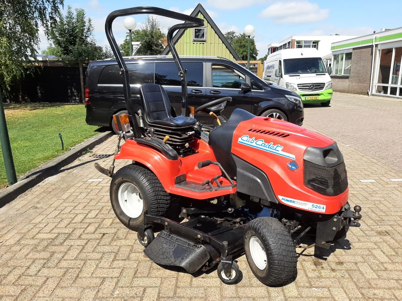 Traktor of the type Cub Cadet 5264, Gebrauchtmaschine in Hardegarijp (Picture 3)