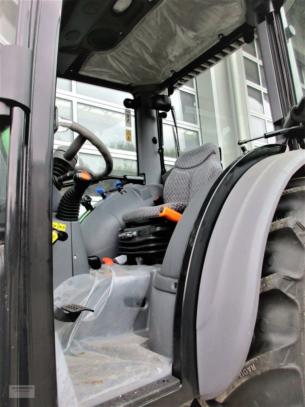 Traktor des Typs Deutz-Fahr 3050, Neumaschine in Tapfheim (Bild 9)