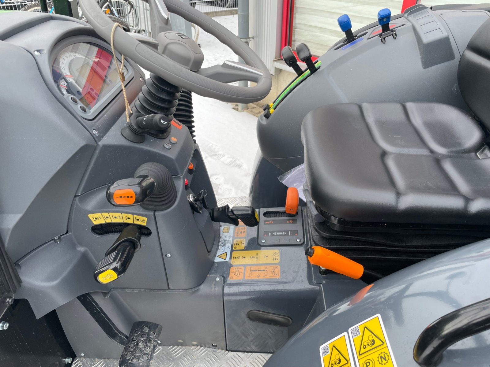 Traktor des Typs Deutz-Fahr 3050, Neumaschine in Dannstadt-Schauernheim (Bild 6)