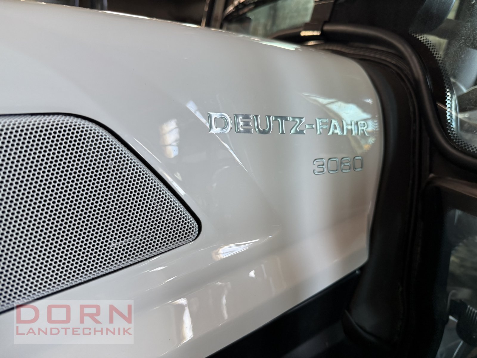 Traktor of the type Deutz-Fahr 3060 Sondermodel, Neumaschine in Bruckberg (Picture 2)