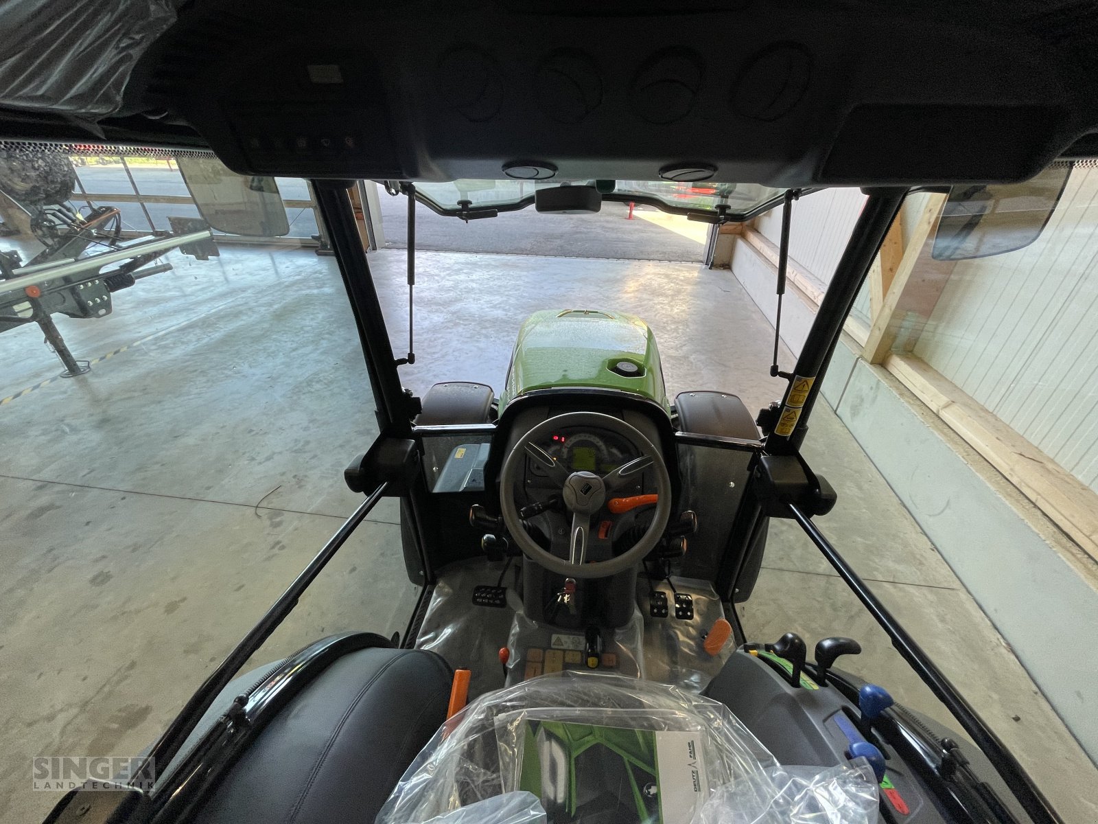 Traktor des Typs Deutz-Fahr 3060, Neumaschine in Ebenhofen (Bild 7)