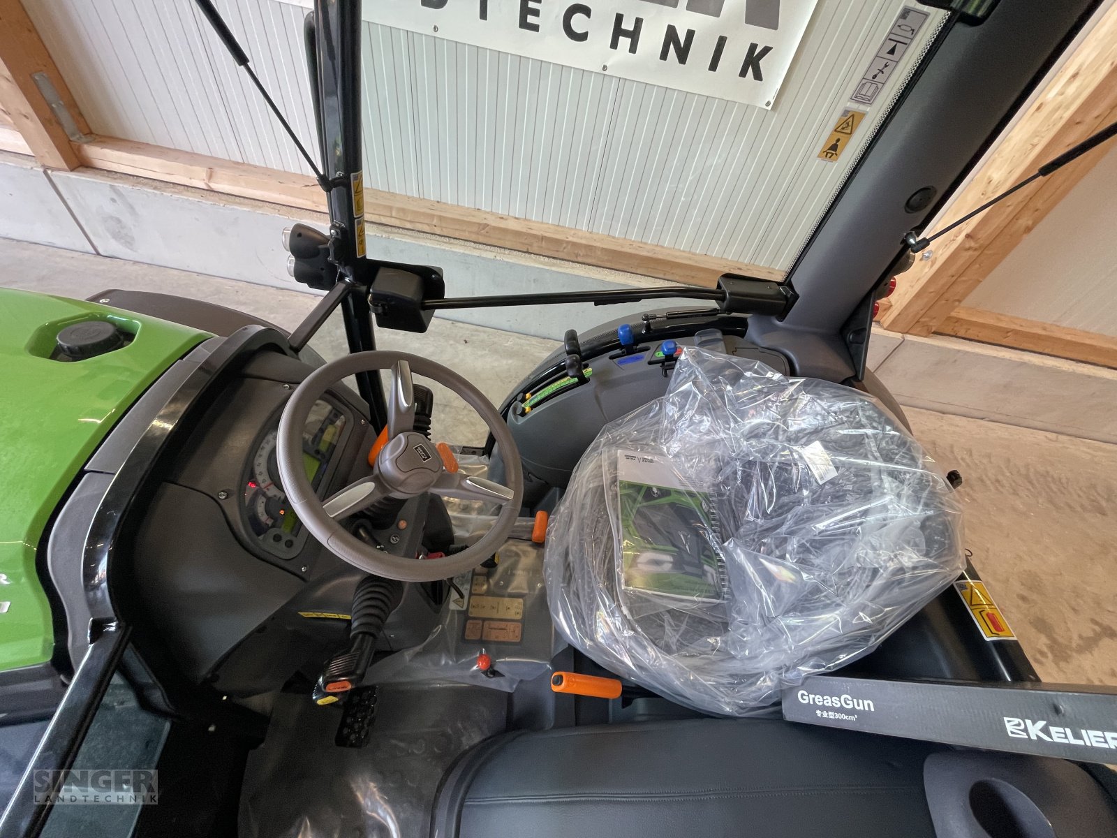 Traktor des Typs Deutz-Fahr 3060, Neumaschine in Ebenhofen (Bild 8)