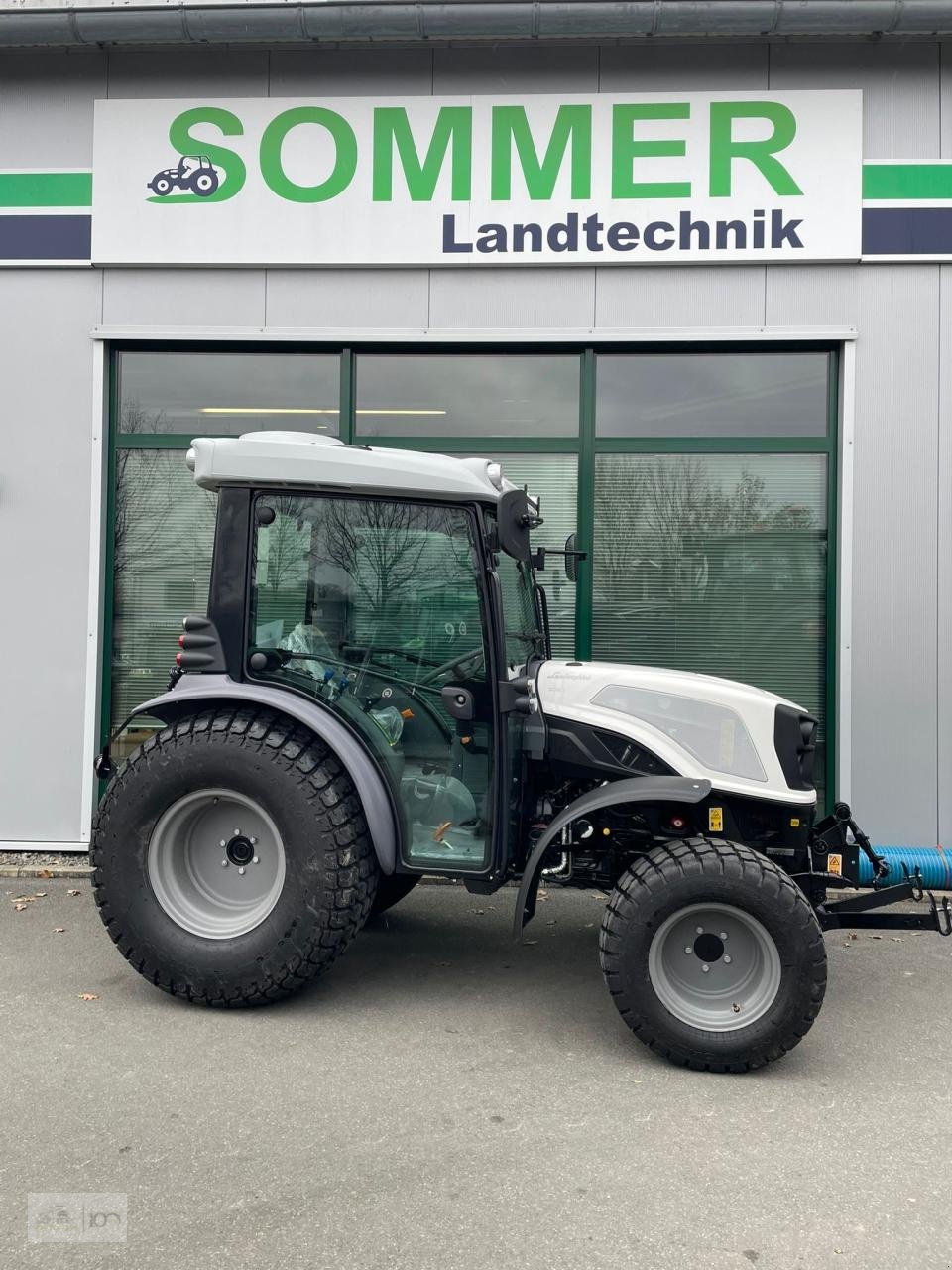 Traktor des Typs Deutz-Fahr 3060, Neumaschine in Eslohe–Bremke (Bild 1)