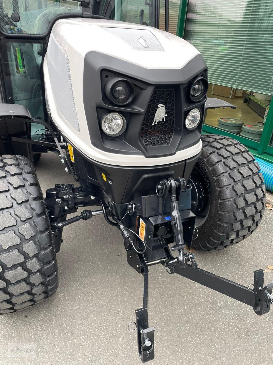 Traktor des Typs Deutz-Fahr 3060, Neumaschine in Eslohe–Bremke (Bild 2)