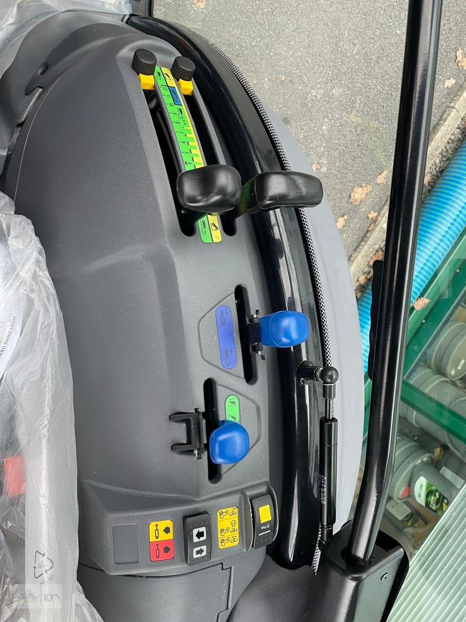 Traktor des Typs Deutz-Fahr 3060, Neumaschine in Eslohe–Bremke (Bild 4)