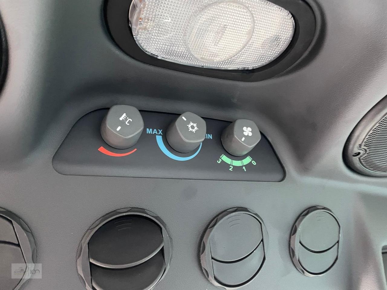 Traktor des Typs Deutz-Fahr 3060, Neumaschine in Eslohe–Bremke (Bild 5)