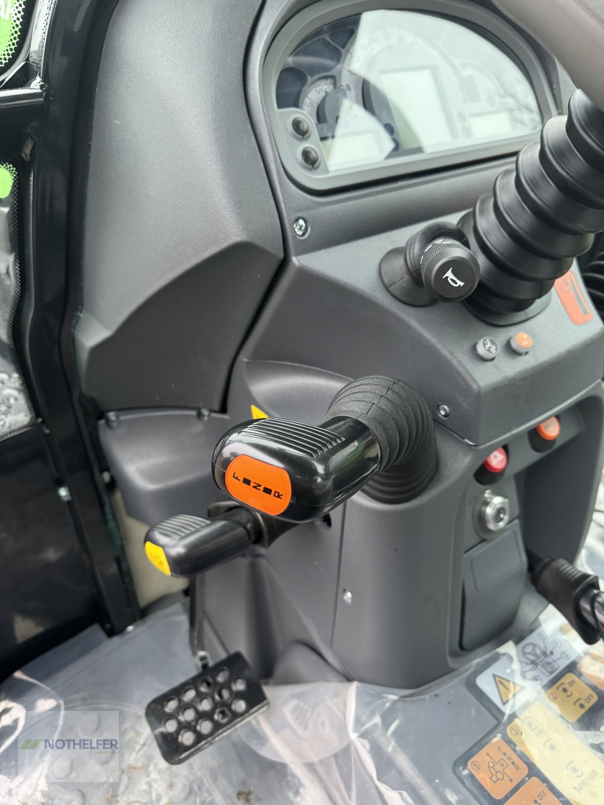 Traktor of the type Deutz-Fahr 3060, Neumaschine in Pforzen (Picture 16)