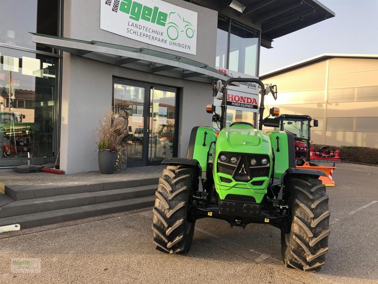 Traktor des Typs Deutz-Fahr 4080 E, Neumaschine in Uhingen (Bild 2)