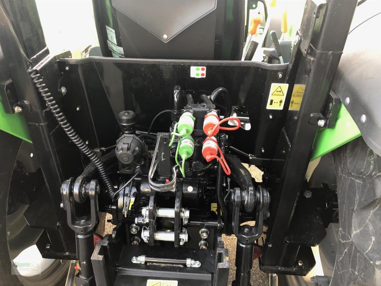 Traktor des Typs Deutz-Fahr 4080 E, Neumaschine in Uhingen (Bild 4)