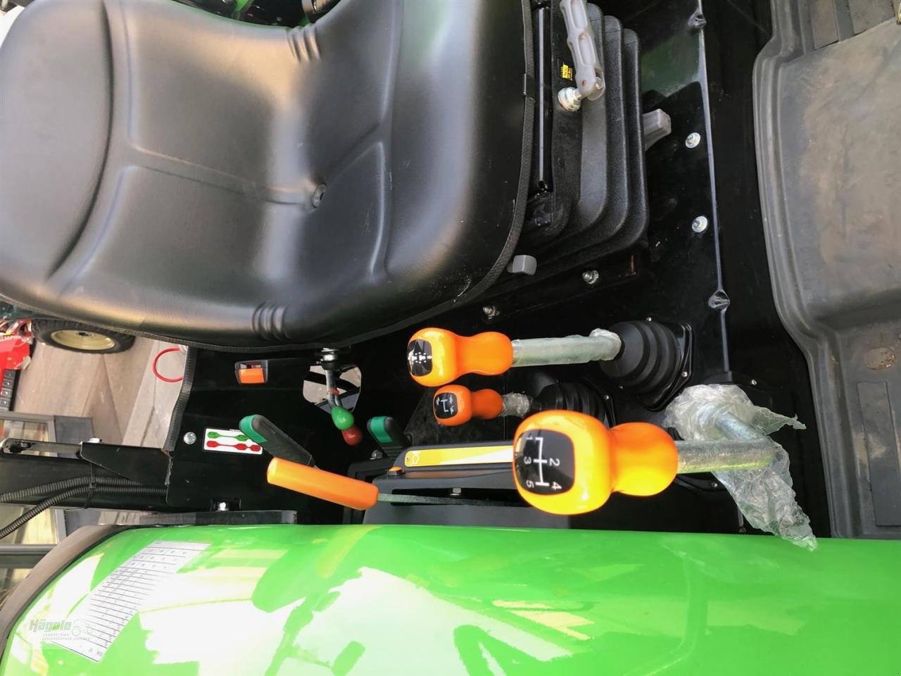 Traktor des Typs Deutz-Fahr 4080 E, Neumaschine in Uhingen (Bild 6)