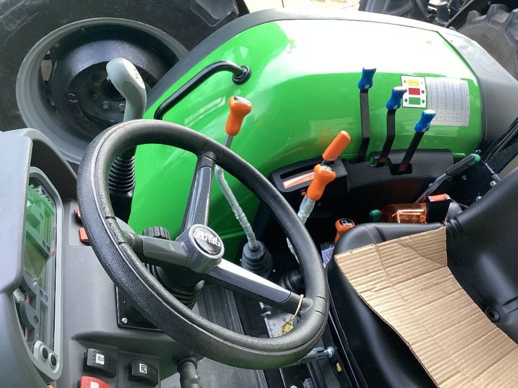 Traktor des Typs Deutz-Fahr 4080 E, Gebrauchtmaschine in ST FLOUR (Bild 3)