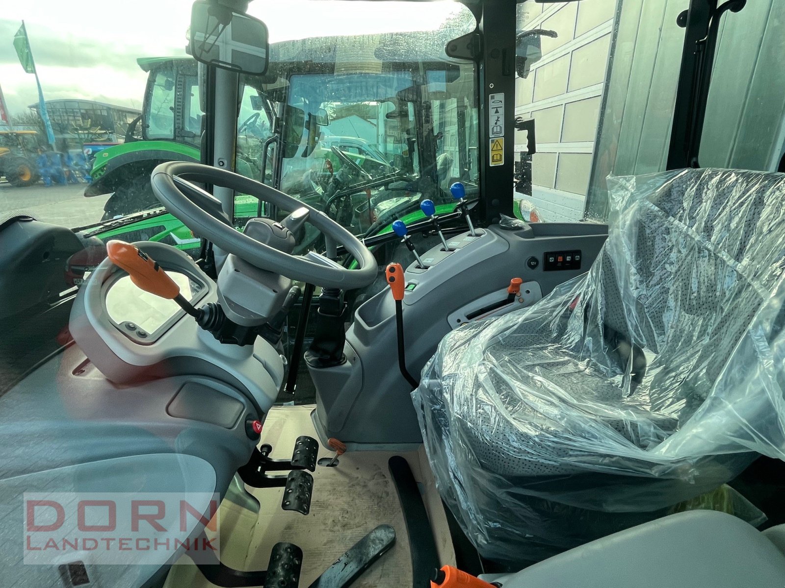 Traktor des Typs Deutz-Fahr 5080 D GS, Neumaschine in Bruckberg (Bild 3)