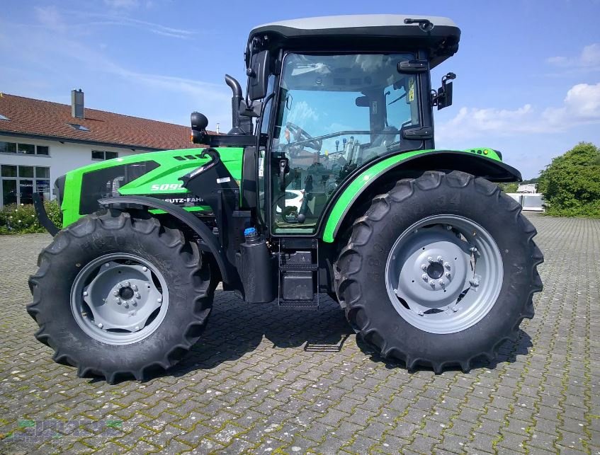 Traktor of the type Deutz-Fahr 5095 Keyline, Var. B, Powershuttle, Klima, mit Frontlader - Mehrpreis: 5000,00 €, Neumaschine in Buchdorf (Picture 2)