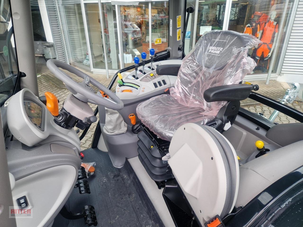 Traktor of the type Deutz-Fahr 5100 GS, Neumaschine in Zell a. H. (Picture 8)