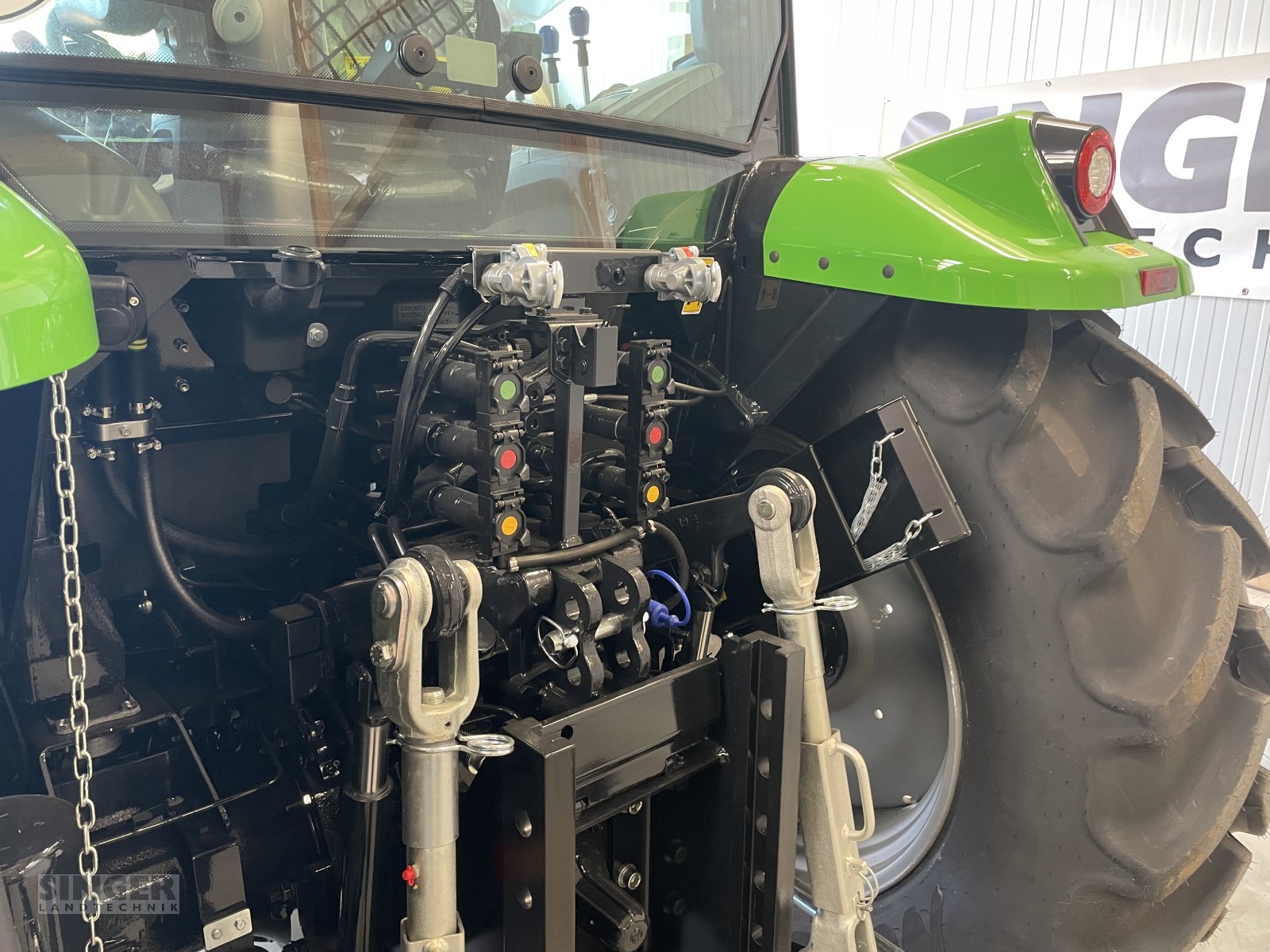 Traktor des Typs Deutz-Fahr 5105 GS - FKH FZW DL, Neumaschine in Ebenhofen (Bild 5)