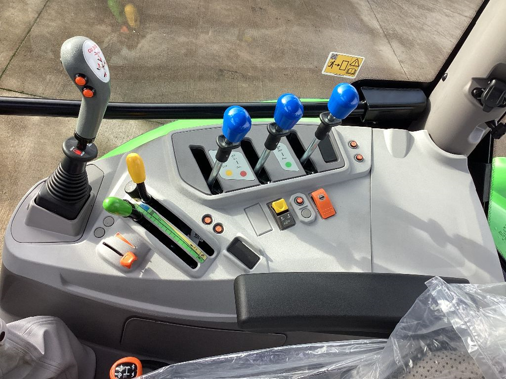 Traktor от тип Deutz-Fahr 5105, Gebrauchtmaschine в ST FLOUR (Снимка 6)