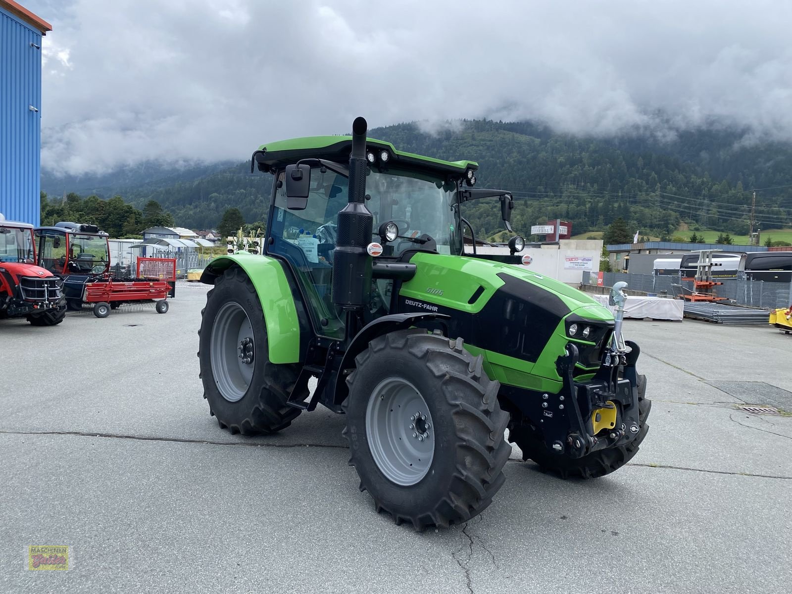 Traktor of the type Deutz-Fahr 5105, Neumaschine in Kötschach (Picture 1)