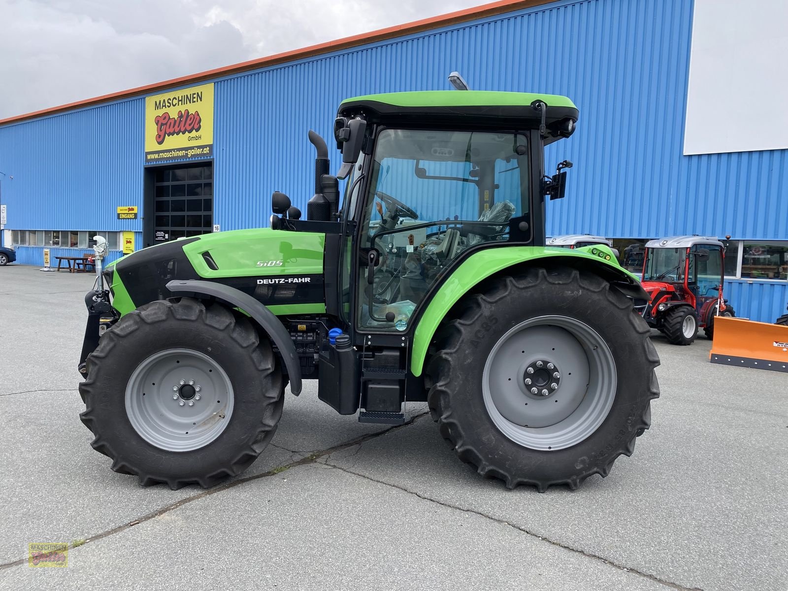 Traktor of the type Deutz-Fahr 5105, Neumaschine in Kötschach (Picture 30)