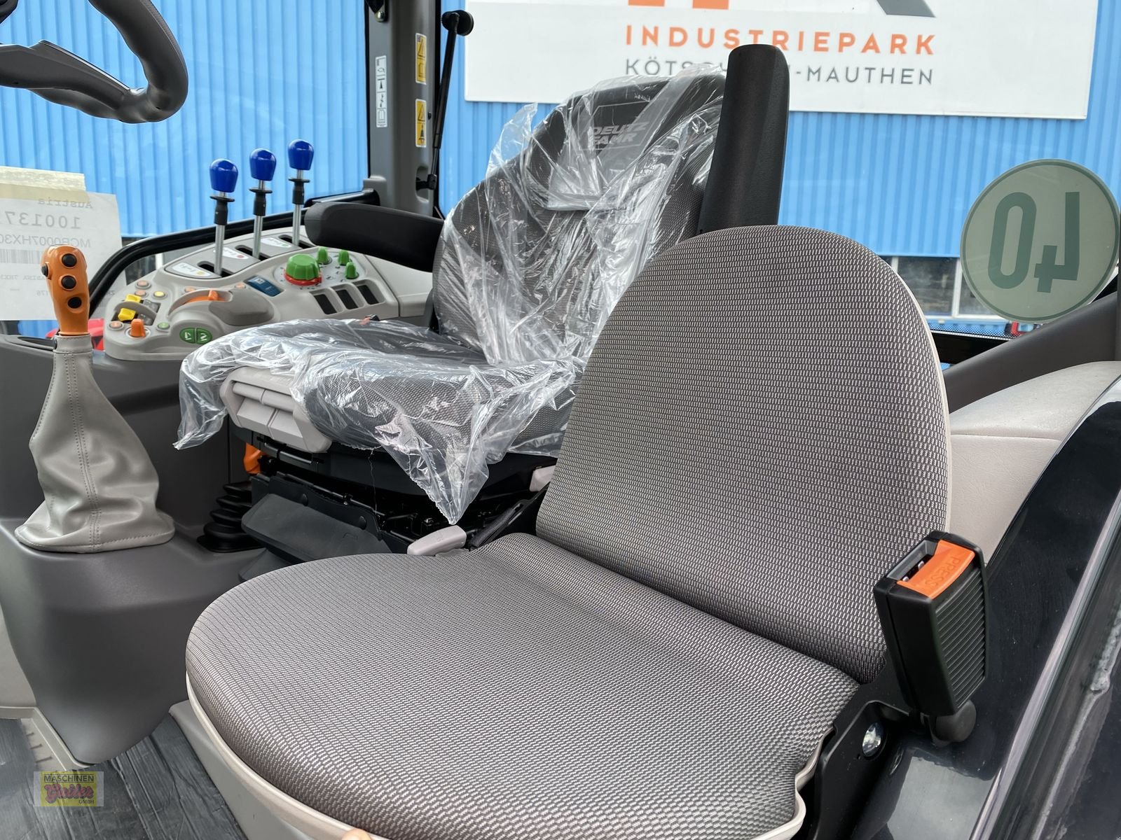 Traktor of the type Deutz-Fahr 5105, Neumaschine in Kötschach (Picture 25)