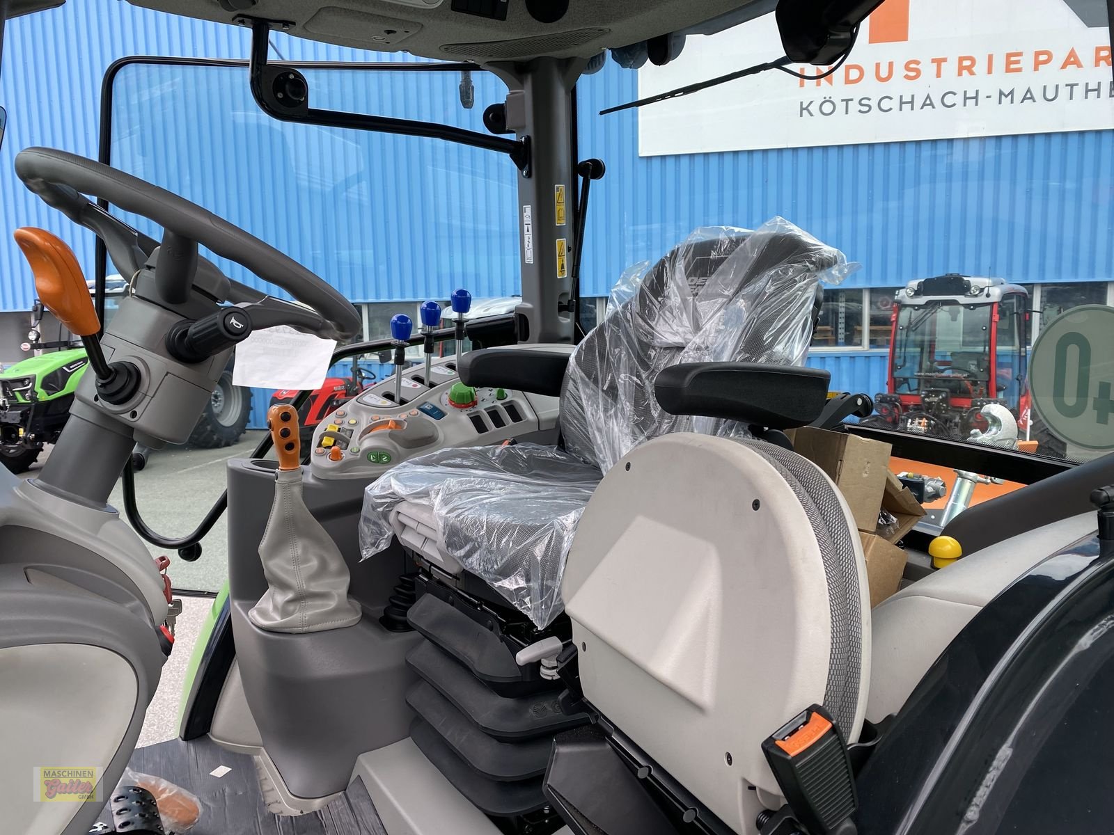 Traktor of the type Deutz-Fahr 5105, Neumaschine in Kötschach (Picture 17)