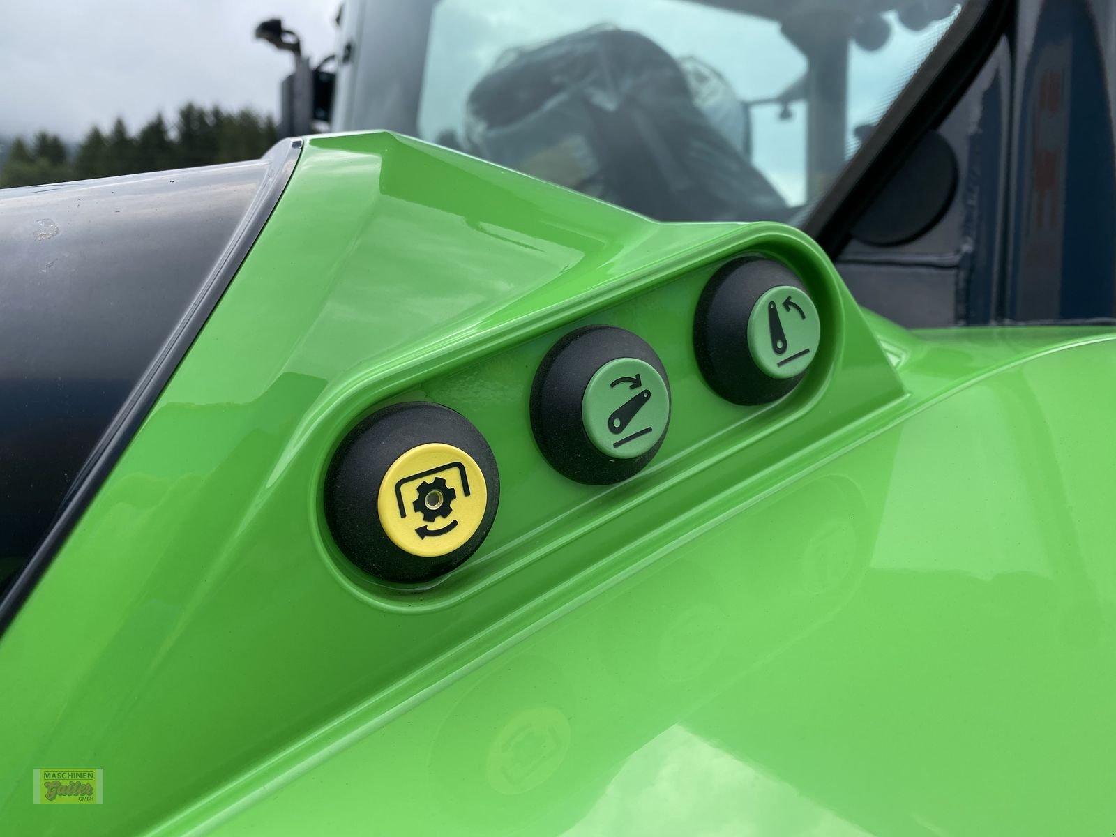 Traktor of the type Deutz-Fahr 5105, Neumaschine in Kötschach (Picture 12)