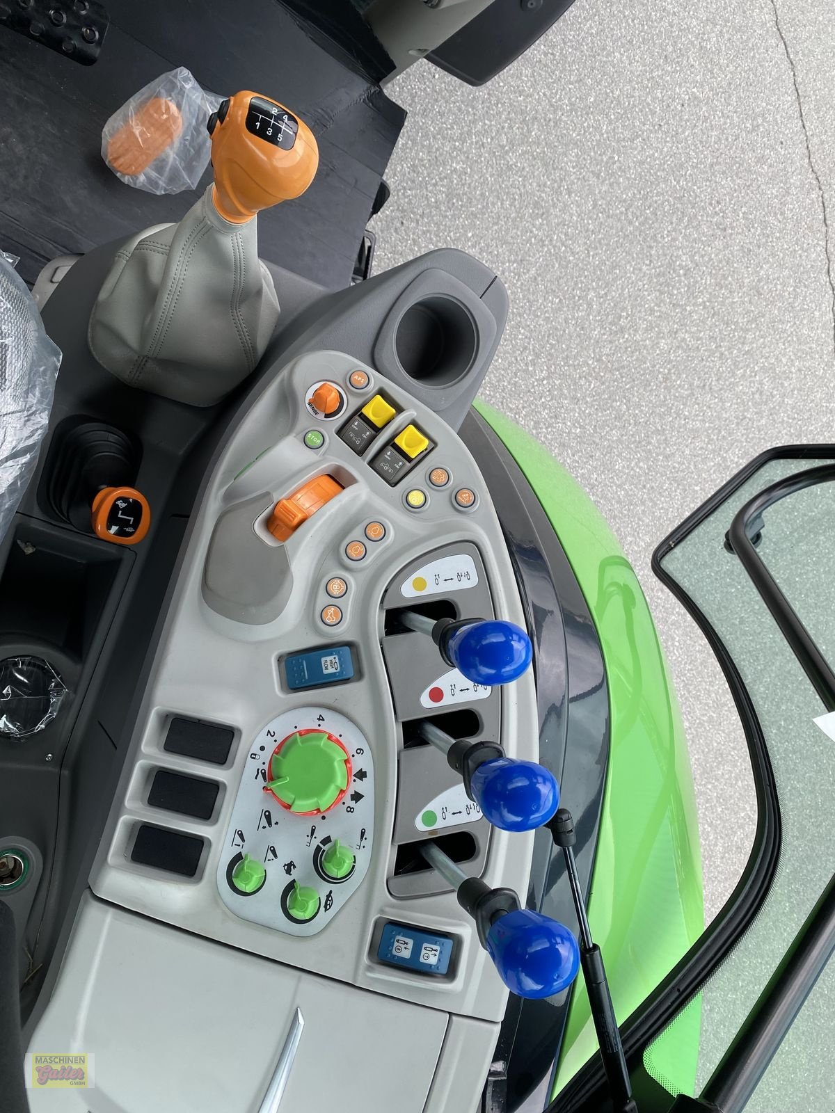 Traktor of the type Deutz-Fahr 5105, Neumaschine in Kötschach (Picture 19)