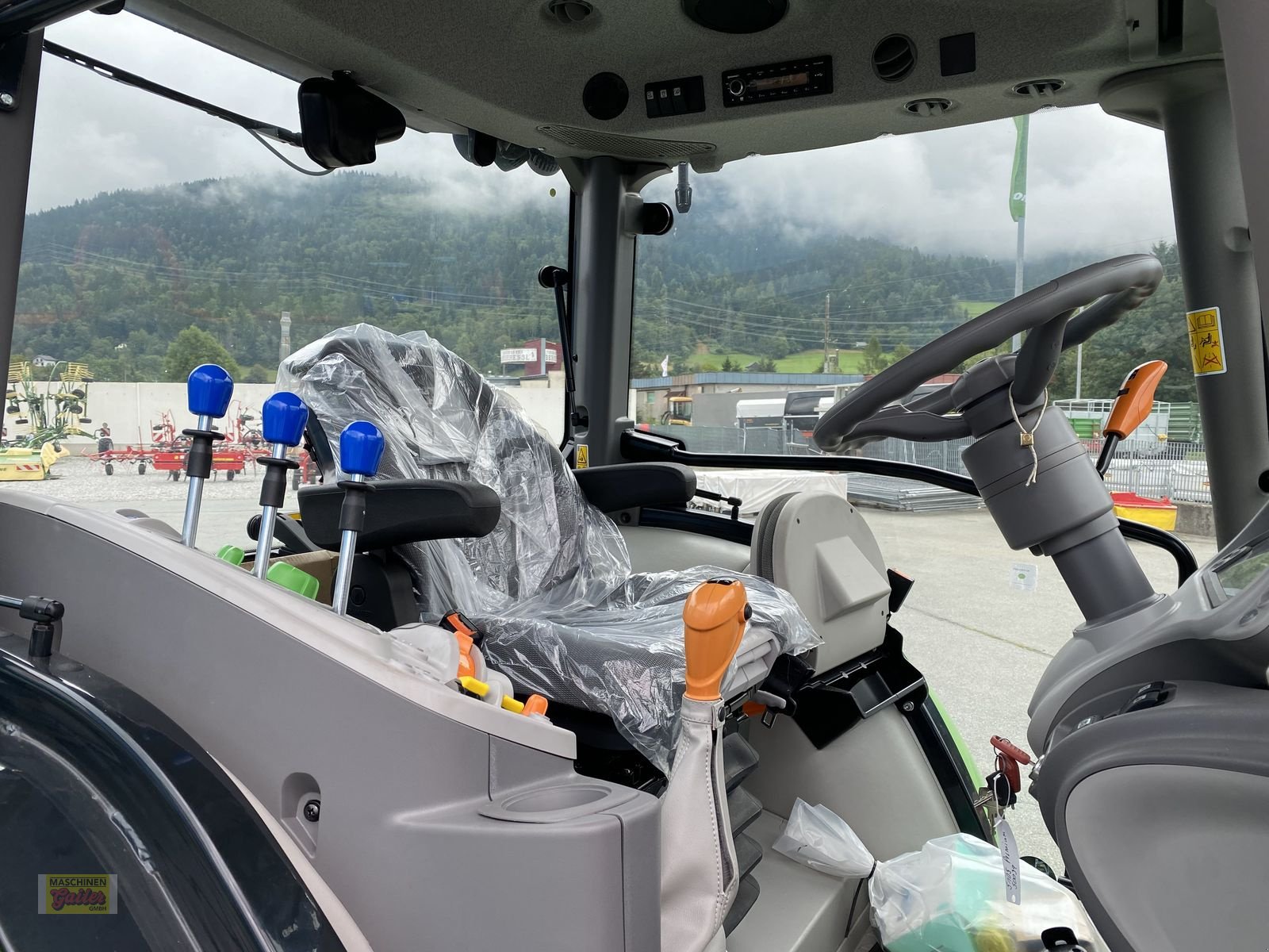 Traktor of the type Deutz-Fahr 5105, Neumaschine in Kötschach (Picture 16)