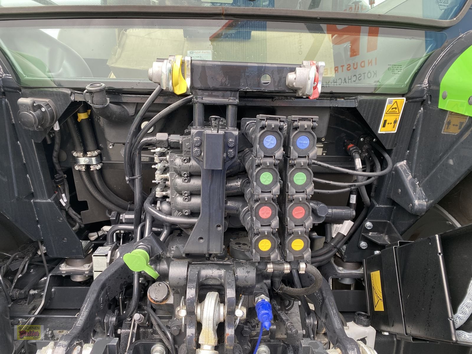 Traktor of the type Deutz-Fahr 5105, Neumaschine in Kötschach (Picture 11)