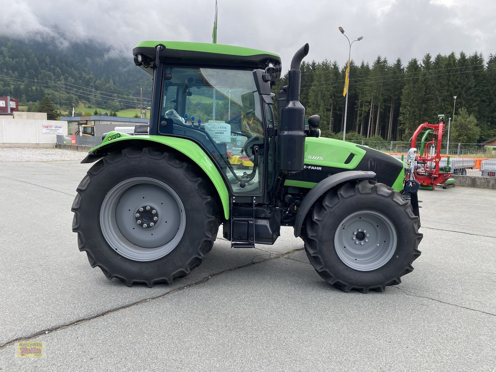 Traktor of the type Deutz-Fahr 5105, Neumaschine in Kötschach (Picture 5)